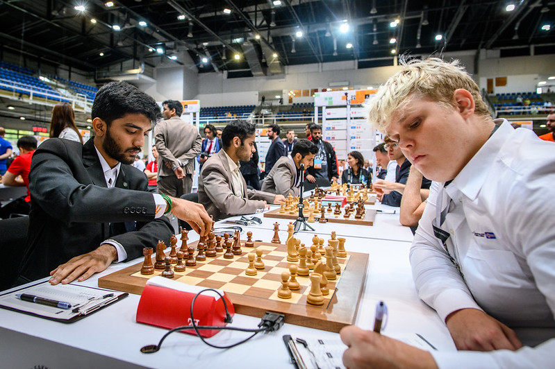 Gukesh (India, retador al Campeón del Mundo) vs. Vignir Vatnar Stefansson (Islandia) | Foto: Mihal Walusza